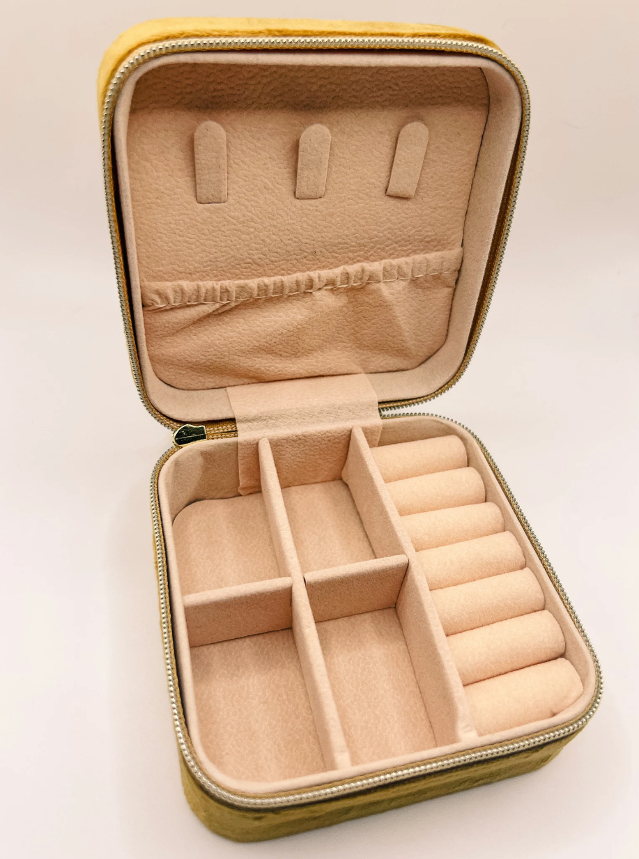 Belle Silhouette Velvet Jewelry Case