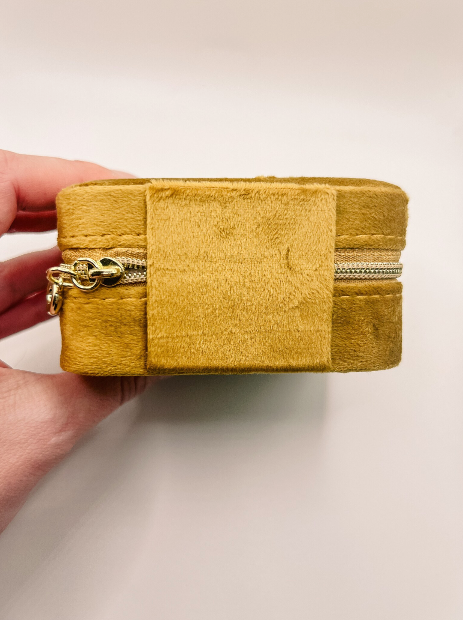 Belle Silhouette Velvet Jewelry Case