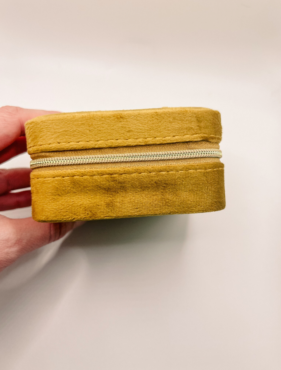 Belle Silhouette Velvet Jewelry Case